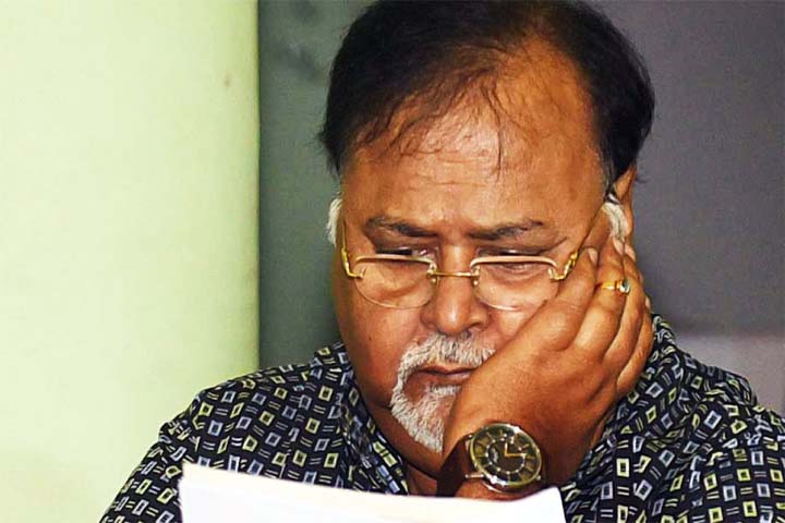 দুর্নীতির অভিযোগে পশ্চিমবঙ্গের শিল্পমন্ত্রী গ্রেপ্তার