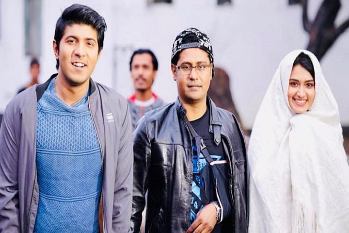 খাঁচায় টিয়া পাখি, পরিচালকের বিরুদ্ধে ১৫ কোটি টাকার মামলা