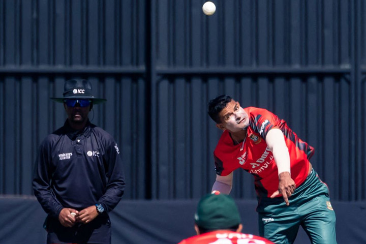 নাসুমের এক ওভারেই ৫ ছক্কা, ১ চার!