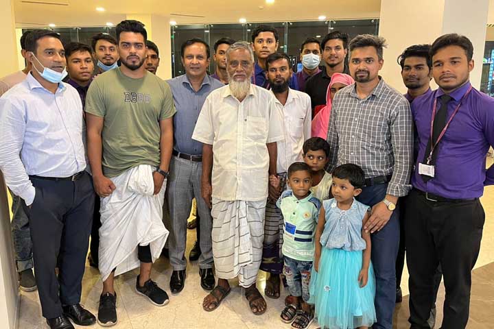 লুঙ্গি পরেই পরিবারসহ ‘পরাণ’ দেখলেন সেই বৃদ্ধ