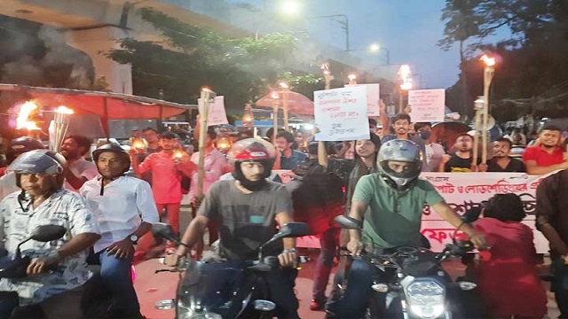 জ্বালানির দাম বৃদ্ধির প্রতিবাদে রাজধানীতে মশাল মিছিল