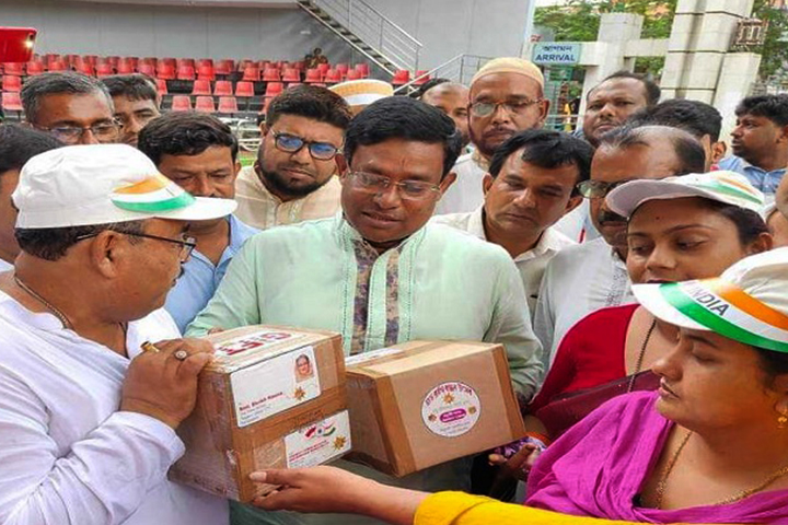 শেখ হাসিনাকে উপহার পাঠালেন মমতা