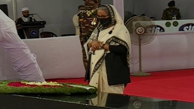 বঙ্গবন্ধুর প্রতিকৃতিতে প্রধানমন্ত্রীর শ্রদ্ধা