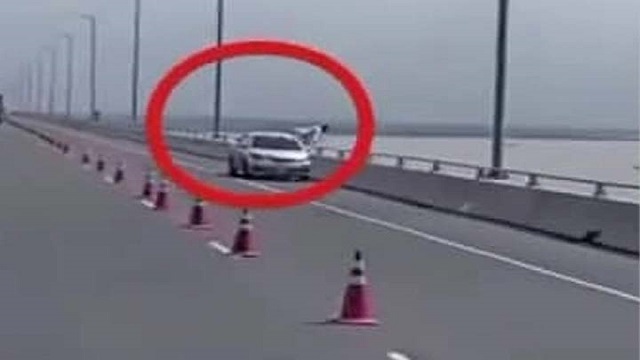 পদ্মা সেতুর ওপর চলন্ত গাড়ি থেকে ঝাঁপ