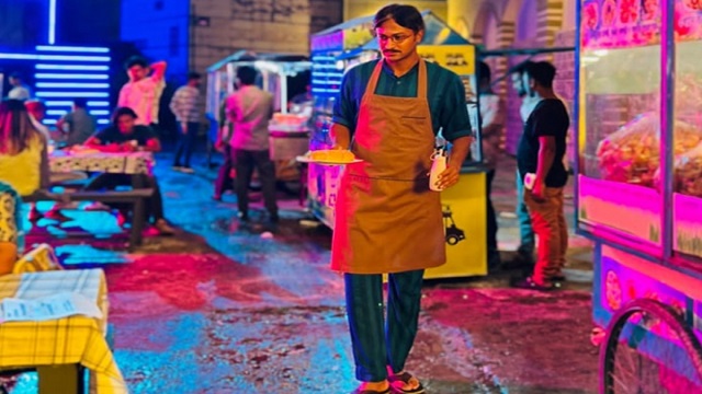 স্ট্রিট ফুড বিক্রি করছেন সাকিব!