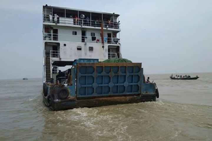 মাঝ নদীতে আটকা পড়েছে ফেরি, যাত্রীদের মধ্যে আতঙ্ক