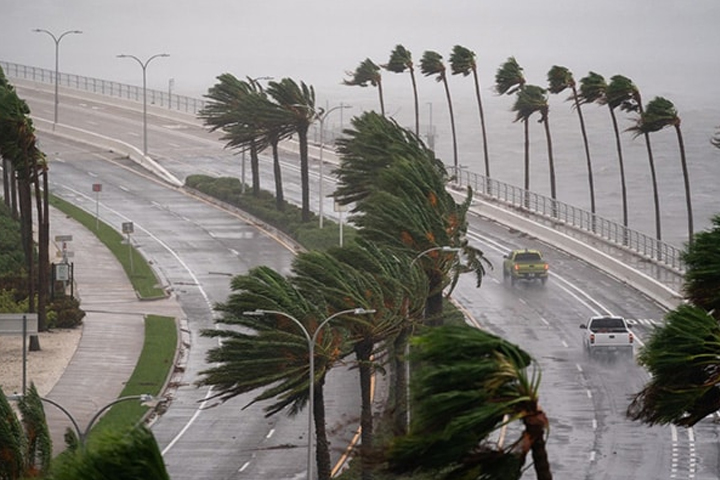 যুক্তরাষ্ট্রে শক্তিশালী হারিকেন ‘ইয়ানের’ আঘাত