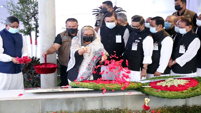 বঙ্গবন্ধুর প্রতিকৃতি এবং জাতীয় নেতাদের সমাধিতে প্রধানমন্ত্রীর শ্রদ্ধা