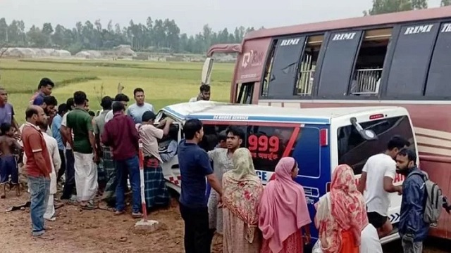 সিরাজগঞ্জে বাস-অ্যাম্বুলেন্স সংঘর্ষ, নারীসহ নিহত ৩