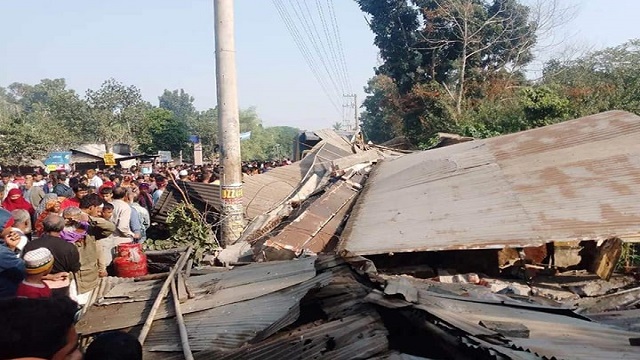 খাবার হোটেলে কাভার্ডভ্যান, বাবা-ছেলেসহ নিহত ৫