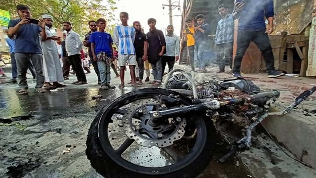 রাজধানীতে দুই মোটরসাইকেলে আগুন