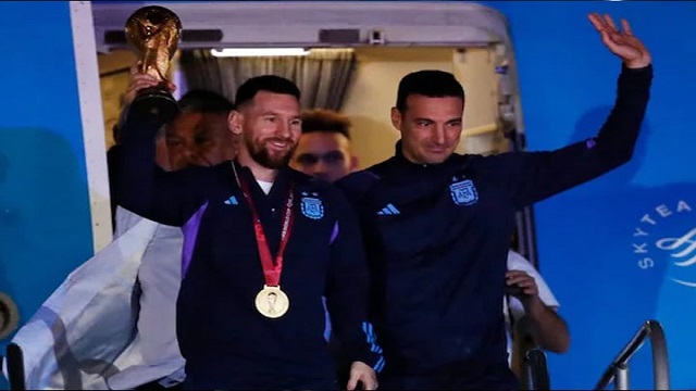 ছাদখোলা বাসে উদযাপন করতে আর্জেন্টিনায় পৌঁছেছে মেসিরা