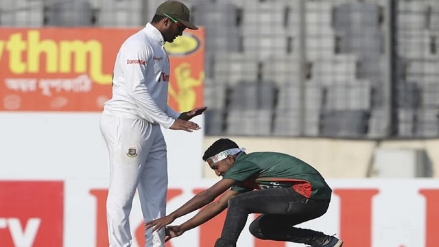 ম্যাচ চলাকালীন মাঠে ঢুকে সাকিবকে ভক্তের কুর্নিশ