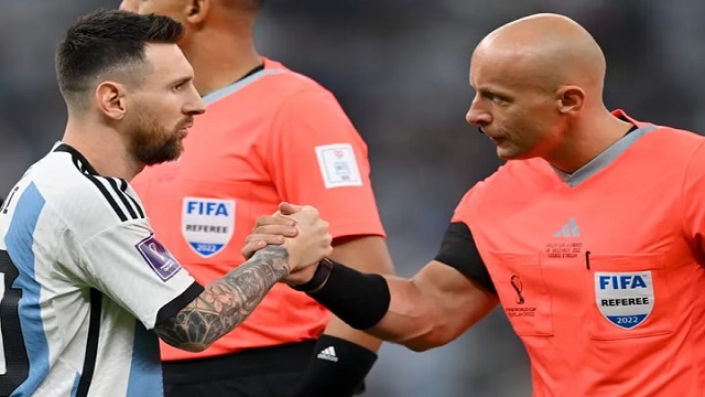 মেসির গোল বাতিল করা প্রসঙ্গে মুখ খুললেন রেফারি