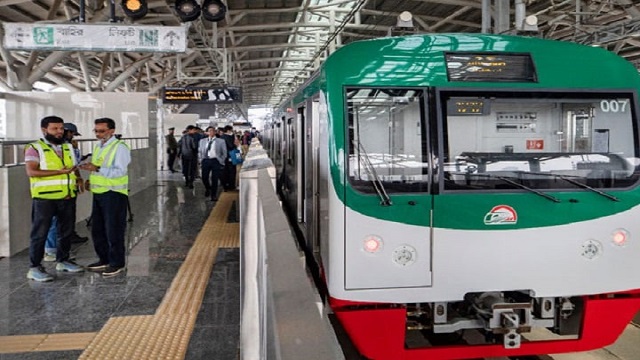 প্রথম দিন মেট্রোরেলে ৩ হাজার ৮৫৭ যাত্রী