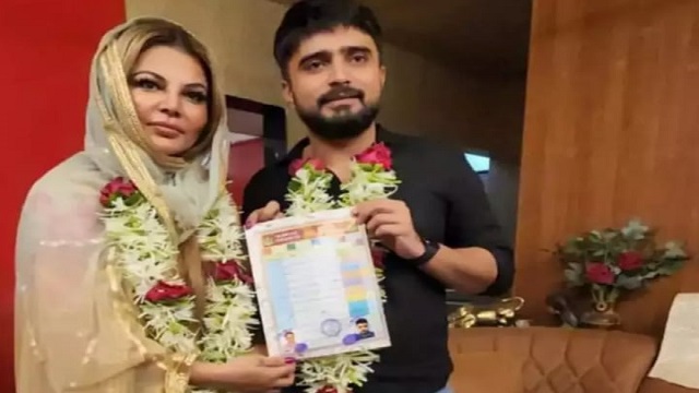 ছয় বছরের ছোট প্রেমিককে বিয়ে করলেন রাখি