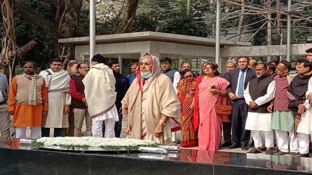বঙ্গবন্ধুর প্রতিকৃতিতে মতিয়া চৌধুরীর শ্রদ্ধা