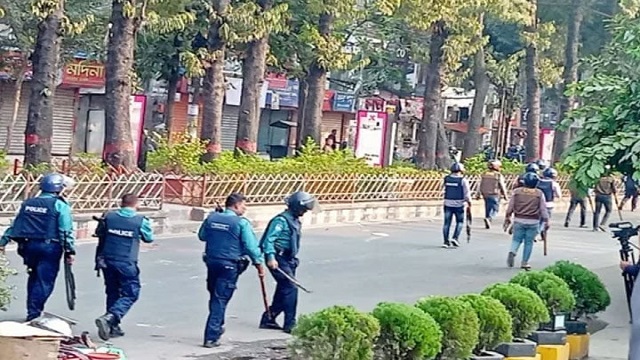 চট্টগ্রামে পুলিশ-বিএনপি সংঘর্ষ, গাড়িতে আগুন