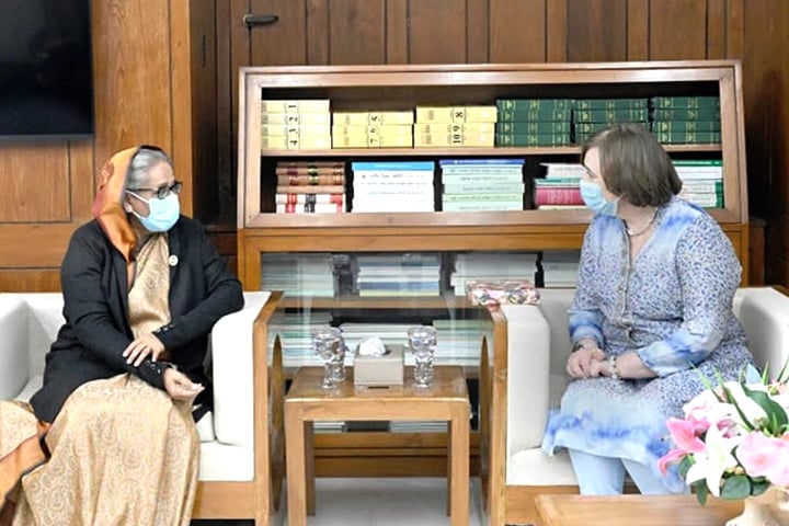 নারীদের সঙ্গে নিয়েই উন্নত দেশের দিকে এগিয়ে যাব : প্রধানমন্ত্রী