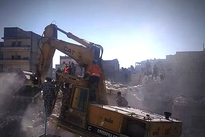 সিরিয়ায় ভবন ধসে নিহত ১৬