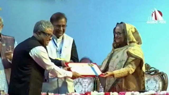 বাংলা একাডেমি পুরস্কার দিলেন প্রধানমন্ত্রী