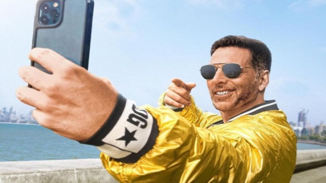 সেলফি তুলে বিশ্ব রেকর্ড গড়লেন অক্ষয়