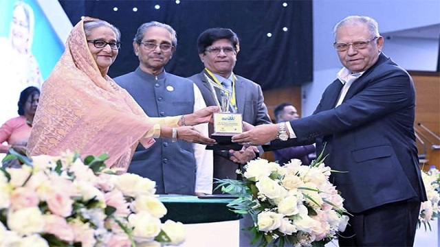 সেরা ইনস্যুরেন্স কোম্পানির পুরস্কার নিলেন মোরশেদ আলম এমপি