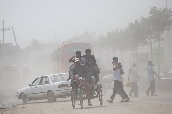‘খুব অস্বাস্থ্যকর’ বাতাস নিয়ে ফের শীর্ষে ঢাকা