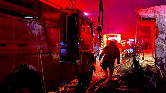 ইন্দোনেশিয়ায় জ্বালানি ডিপোতে ভয়াবহ আগুন, নিহত ১৩