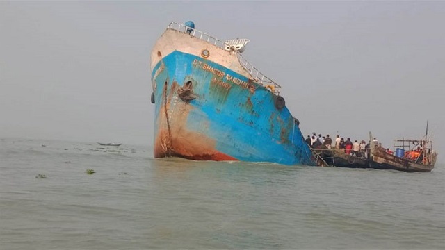 জাহাজের তলা ফেটে মেঘনায় ছড়াচ্ছে ১১ লাখ লিটার ডিজেল