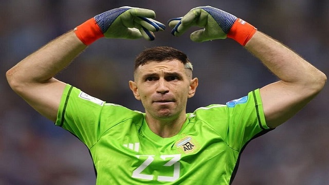 ফাইনালের গ্লাভস বিক্রির অর্থ ক্যান্সার হাসপাতালে দান করলেন মার্টিনেজ