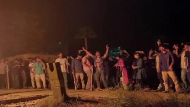 রেললাইনে রাবি শিক্ষার্থীদের আগুন, ট্রেন চলাচল বন্ধ