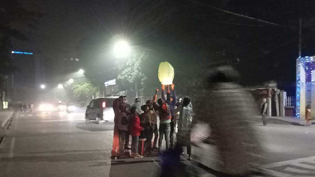 নিষেধাজ্ঞার পরও ঢাকায় ফুটছে আতশবাজি, উড়ছে ফানুস