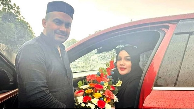 দেশে ফিরলেন মাহীর স্বামী, ফুল দিয়ে বরণ