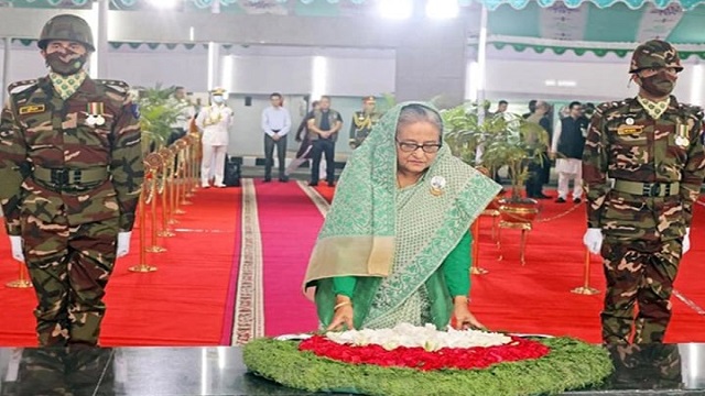বঙ্গবন্ধুর প্রতিকৃতিতে প্রধানমন্ত্রীর শ্রদ্ধা