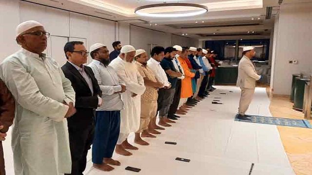 ইফতার শেষে ইমামতি করলেন জিএম কাদের