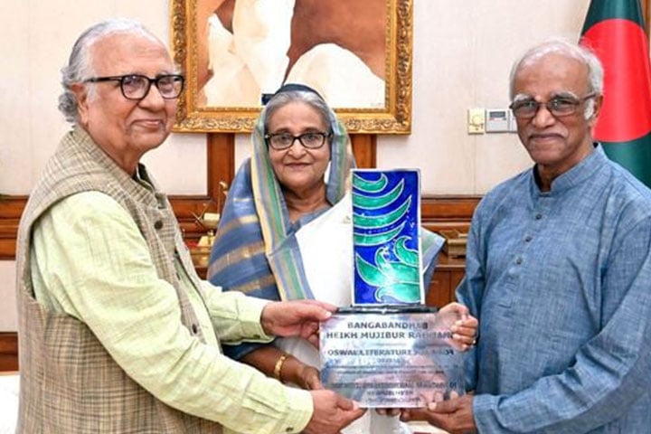 বঙ্গবন্ধুকে দেওয়া পুরস্কার শেখ হাসিনার কাছে হস্তান্তর