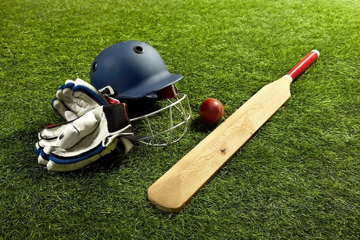 ক্রিকেট মাঠে খেলোয়াড়ের হাতে আম্পায়ার খুন