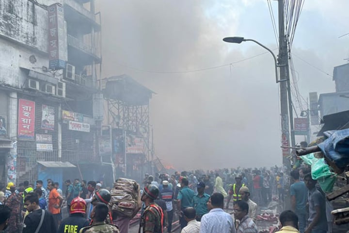 বঙ্গবাজারের আগুন নিয়ন্ত্রণে