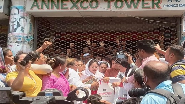 ক্ষতিগ্রস্ত ব্যবসায়ীদের ২০ লাখ টাকা দিলেন তৃতীয় লিঙ্গের সদস্যরা