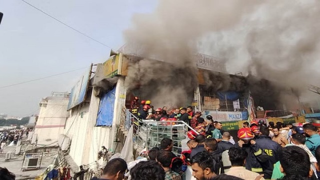 নিউ মার্কেটে আগুন: প্রায় সাড়ে ৩ ঘণ্টা পর নিয়ন্ত্রণ