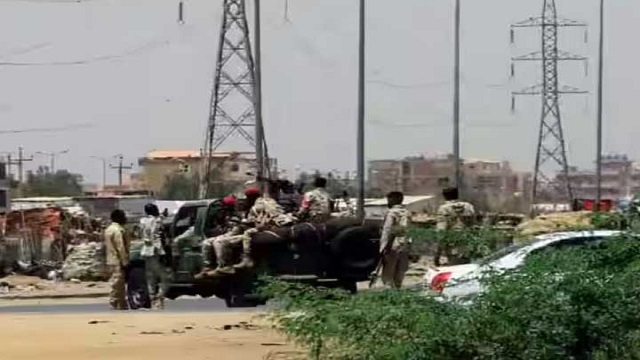 সুদানে সেনা-আধাসামরিক বাহিনীর সংঘর্ষে নিহত বেড়ে ৫৬