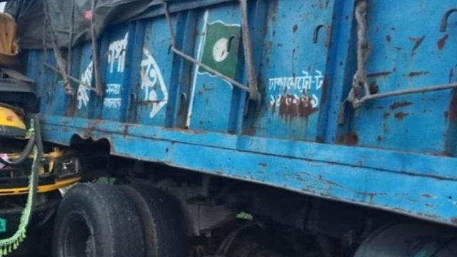 এক্সপ্রেসওয়েতে দুই ট্রাকের সংঘর্ষে চালক-হেলপার নিহত