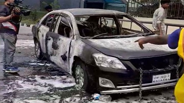 রাজধানীতে চলন্ত প্রাইভেটকারে আগুন