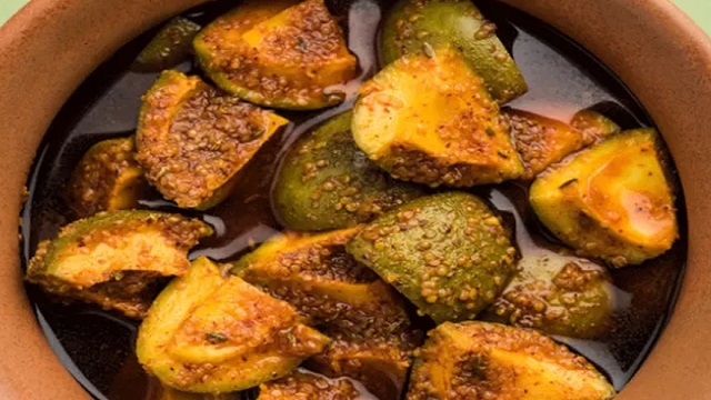 আমের ঝাল আচার তৈরির রেসিপি