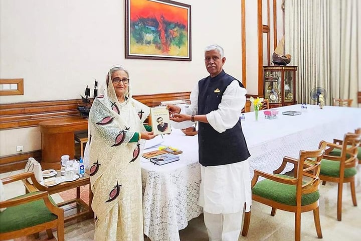 প্রধানমন্ত্রীর সঙ্গে দেখা করলেন আজমত উল্লা