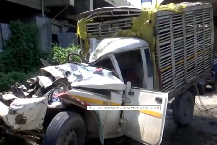 ভারতে সড়কে ঝরল ৭ শিক্ষার্থীর প্রাণ