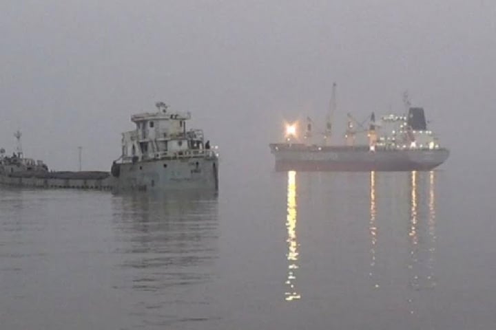 রামপাল বিদ্যুৎকেন্দ্রের কয়লা নিয়ে মোংলায় ভিড়ল চীনা জাহাজ