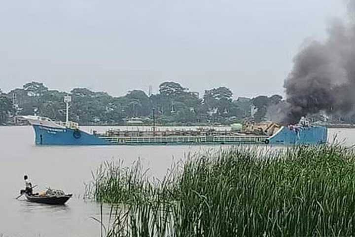 তেলবাহী জাহাজে বিস্ফোরণ : দগ্ধ ৫, নিখোঁজ ৪