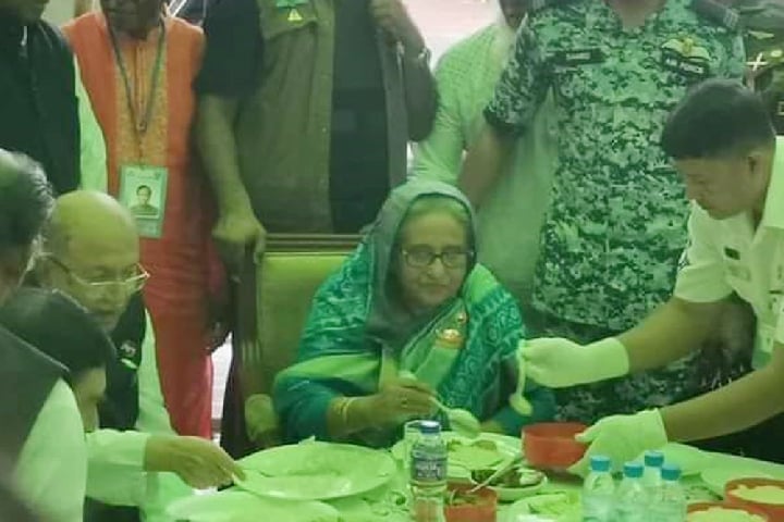 নেতাকর্মীদের সঙ্গে দুপুরের খাবার খেলেন প্রধানমন্ত্রী